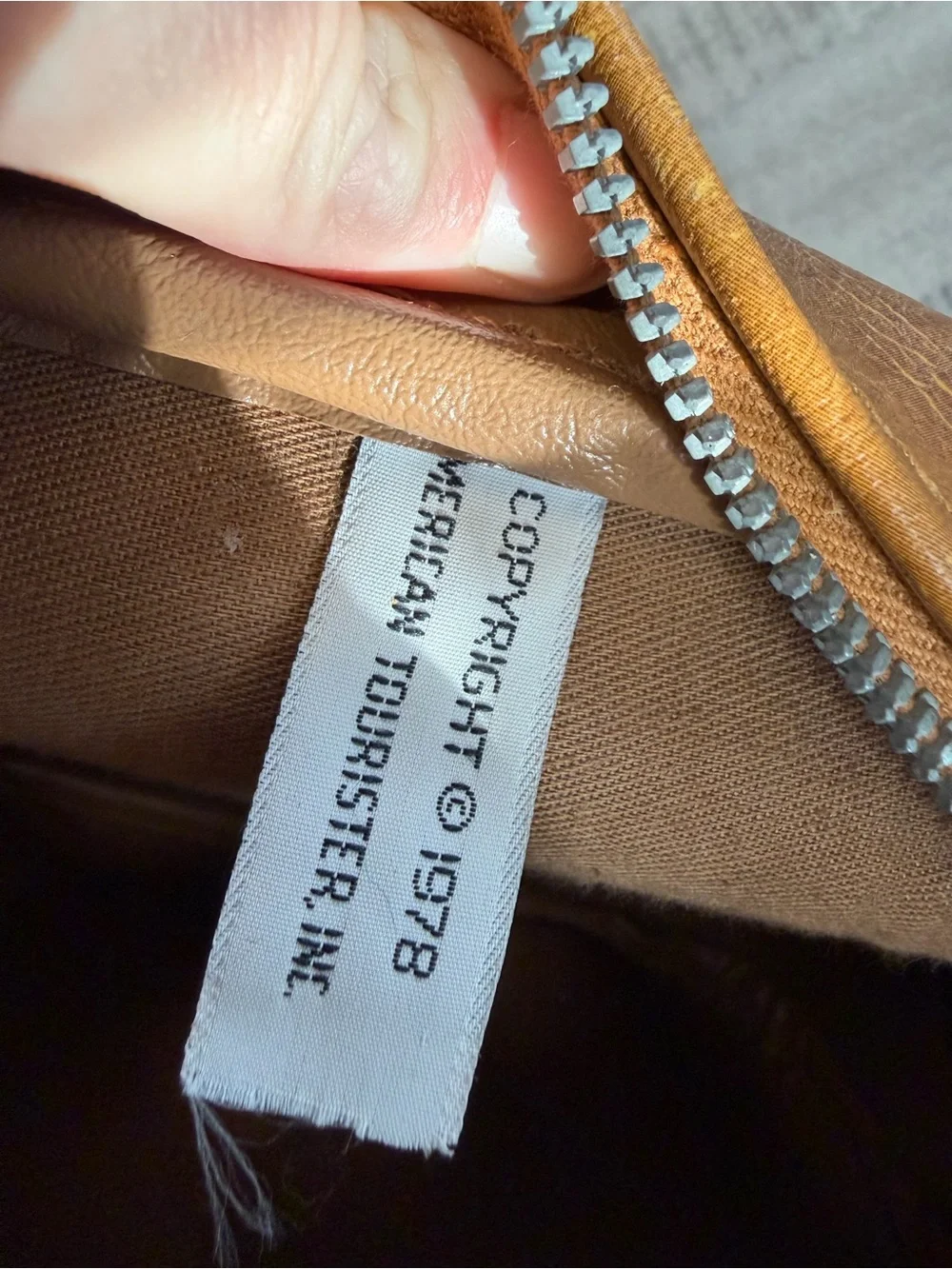 Vintage 1978 American Tourister Brown Carry On Flight Shoulder Bag w Key